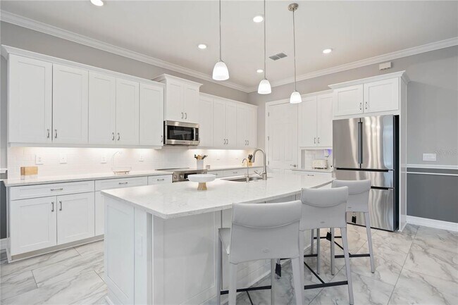 Building Photo - 645 Maraviya Blvd