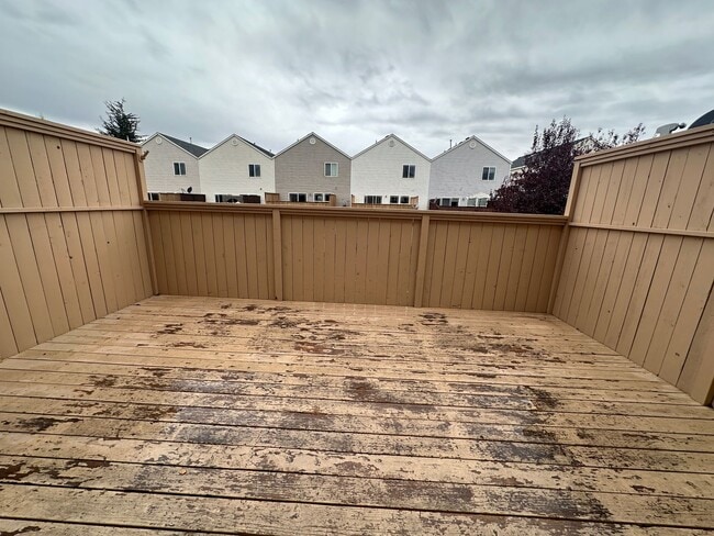 Building Photo - Spacious 2 bed/2.5 bath with bonus room townhome off Road 68