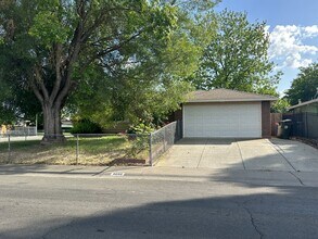Building Photo - 4 Bdrm 2 Bath located in Elk Grove Unifed School District
