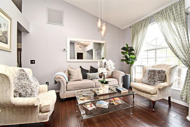 Building Photo - 302 Shadydale Ct