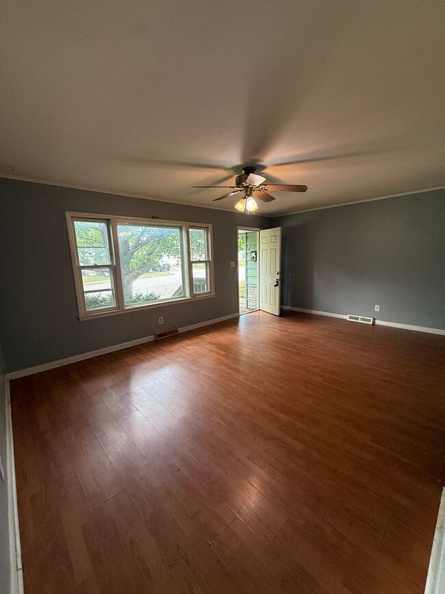 Building Photo - 2 bedroom/1 bathroom house/1 car garage