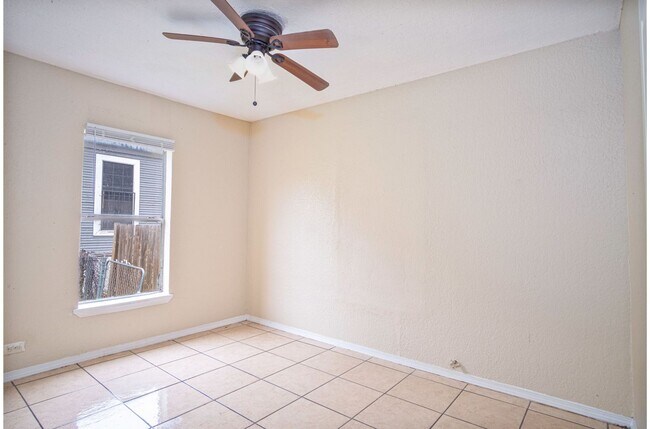 Building Photo - Don't Miss This Relaxing 3BR/1BA Home Near Beautiful Downtown!