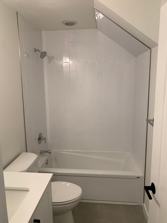Building Photo - Luxury 2 beds/2 baths townhome in Wedgwood!