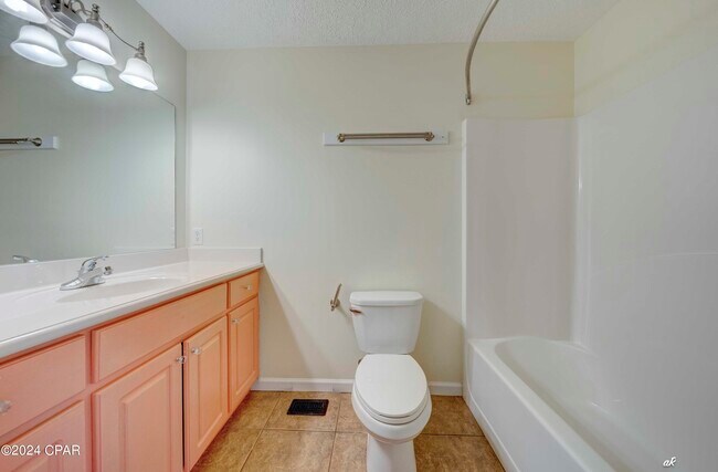 Building Photo - 6440 Summer Oak Dr