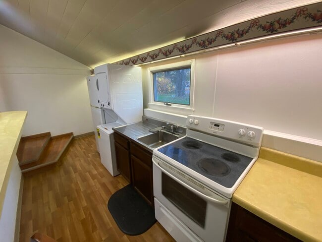 Building Photo - Chestnut Grove Village 11