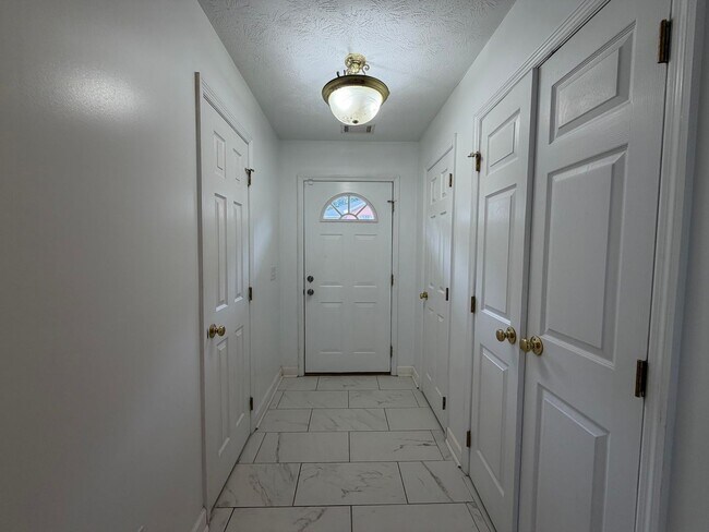 Building Photo - 1477 N Donahue Dr