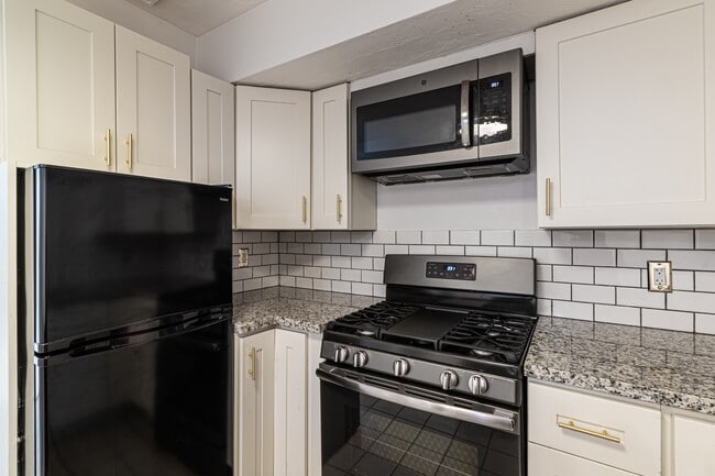 Building Photo - 916 Highview St