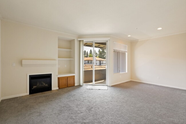 Building Photo - 5201 Laguna Oaks Dr