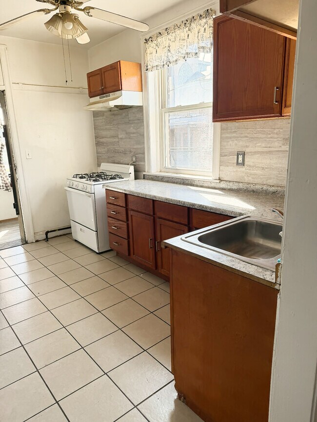 Building Photo - 7547 S Cornell Ave