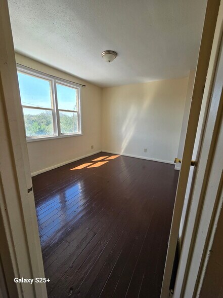 Building Photo - 1413 NW Despain Ave