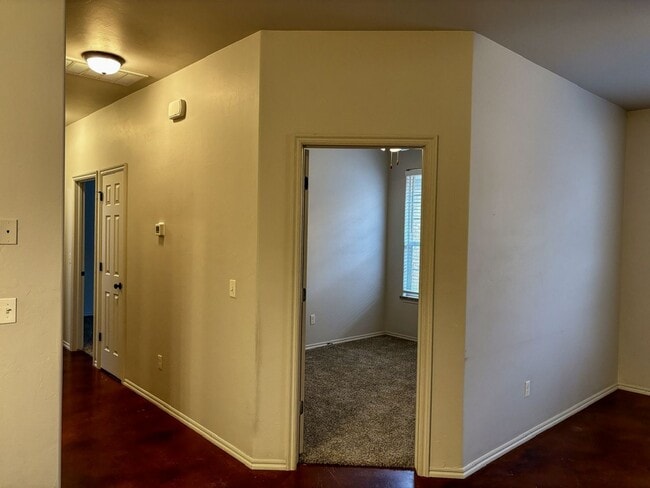 Building Photo - 3br 2ba duplex with 2 car garage!!