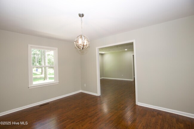 Building Photo - 906 N Glenwood Trail