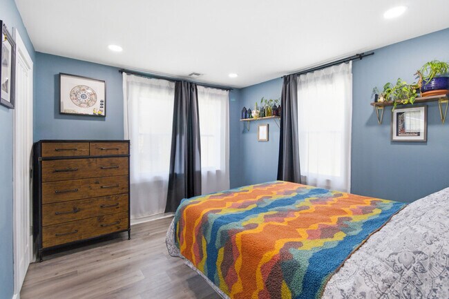 Building Photo - 925 Plainfield Ave