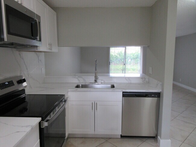 Building Photo - 4111 NW 114th Ave