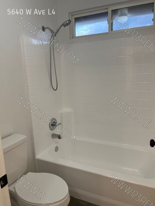 Building Photo - 5640 W Ave L4