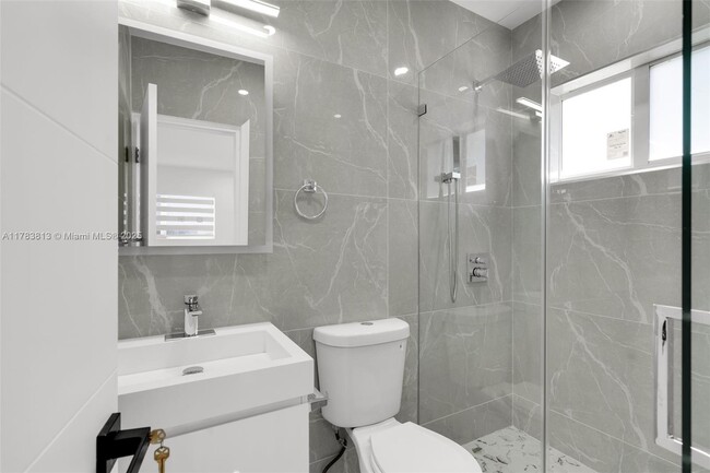 Building Photo - 7420 Beach View Dr