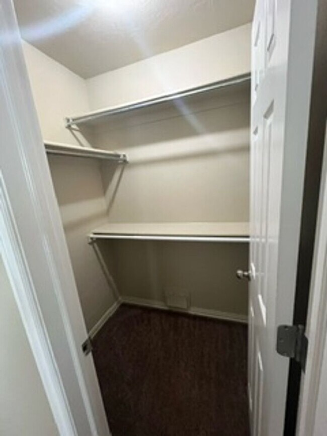 Building Photo - Convenient Location with easy access to So...