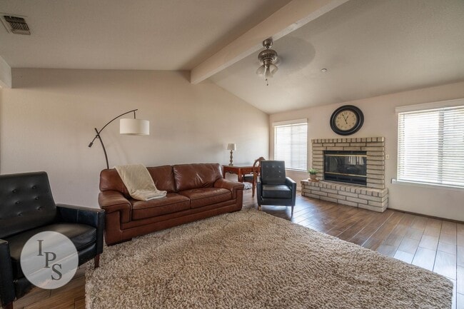 Building Photo - 6589 N Maroa Ave