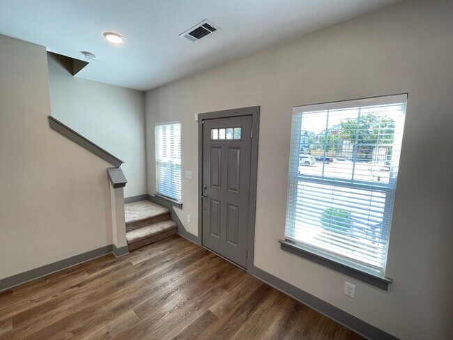 Building Photo - Bristol Creek 2 bedroom unit with fenced p...