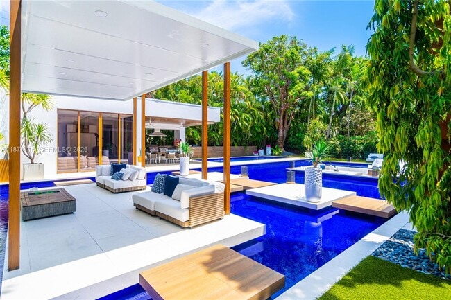 Building Photo - 3009 Pine Tree Dr