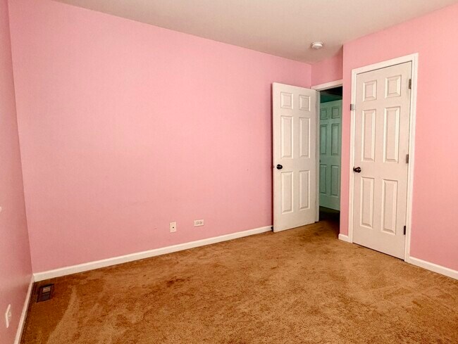 Building Photo - 700 Woodbine Ln