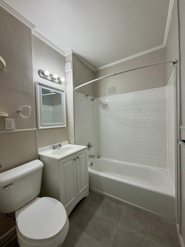 Building Photo - 168 Bondie St