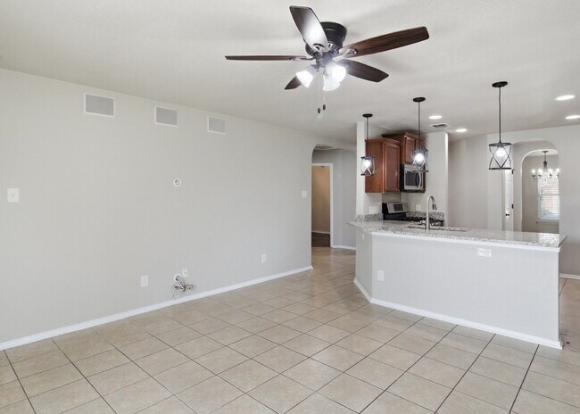 Building Photo - Open Living, Private Backyard, Great Location
