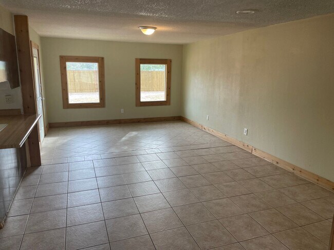 Building Photo - BACK ON THE MARKET!!!  Large Ranch Style R...