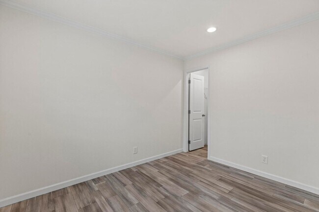 Building Photo - Like New Manufactured Home Available in Hampstead!