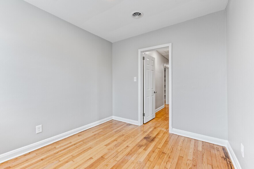 Building Photo - 2921 Glenmore Ave