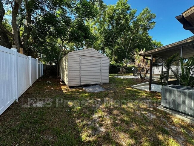Building Photo - 910 Sycamore Ln
