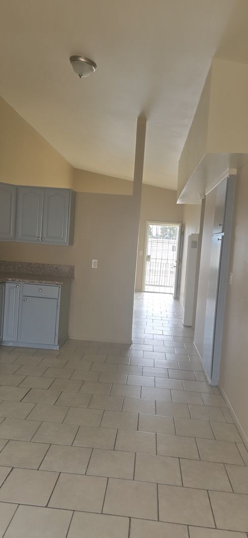 Building Photo - 821 N Vineyard Ave