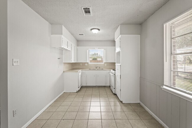 Building Photo - 1802 Mosher Ln