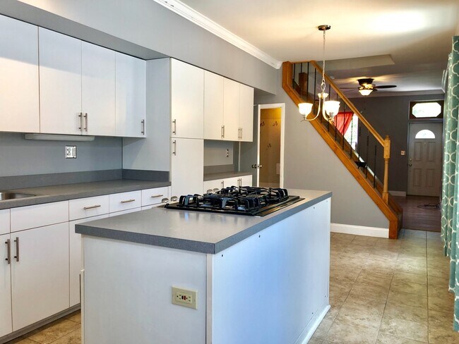 Building Photo - Charming 2 Bedroom/2 Bathroom Townhome in Federal Hill W/ Parking