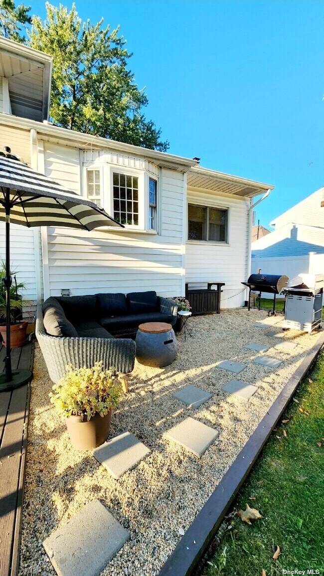 Building Photo - 350 Linden St