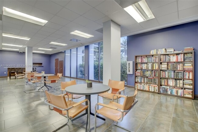 Building Photo - 3375 N Country Club Dr