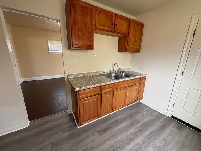 Building Photo - Collinwood Single Home Water/sewer included