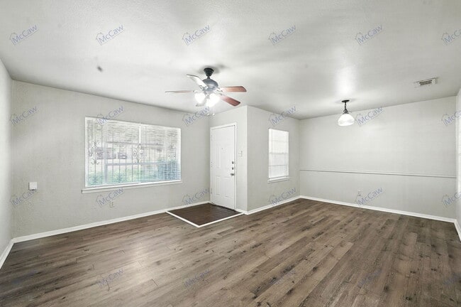 Building Photo - 425 Highcrest Dr