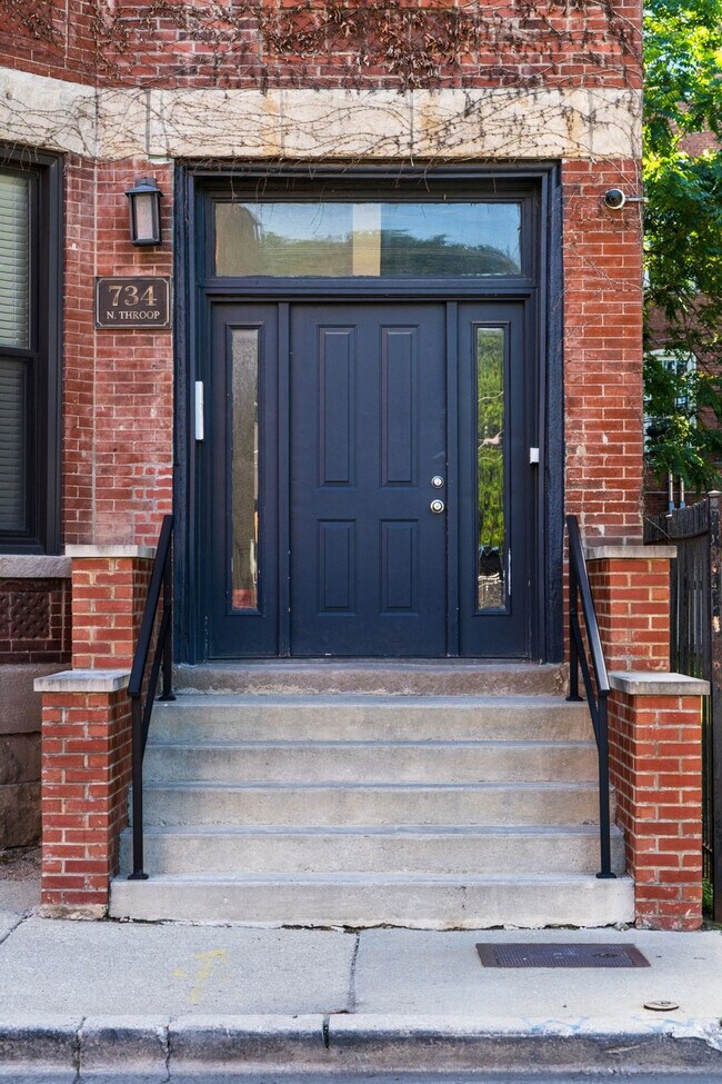 Building Photo - 736 N Throop St