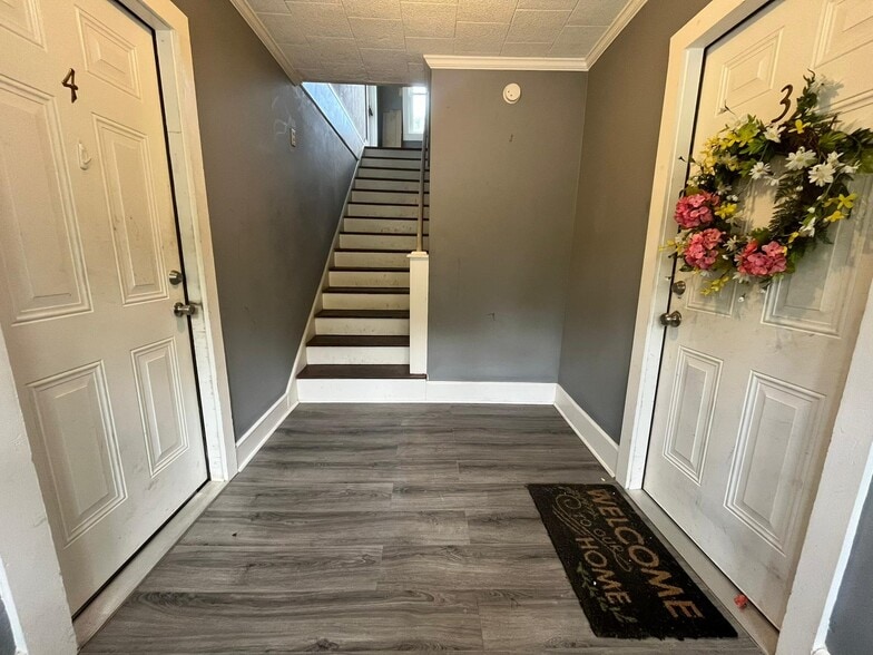 Building entry - 212 Westwood Dr
