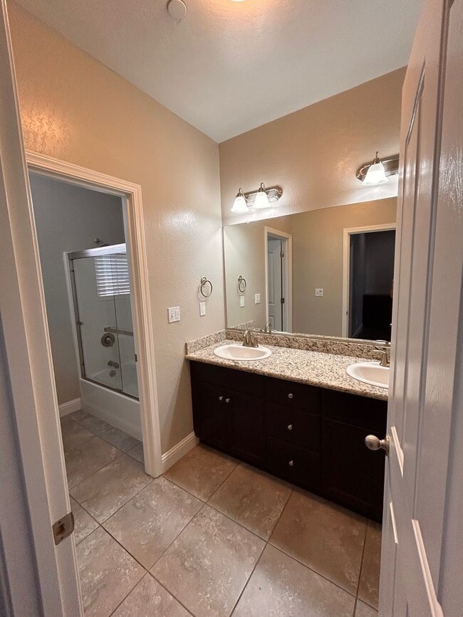 Building Photo - Gorgeous home for rent in Visalia
