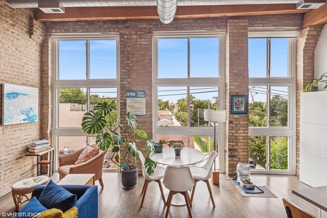 Building Photo - 2544 W North Ave