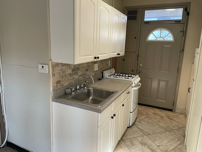 Interior Photo - 1026 E Lyon St