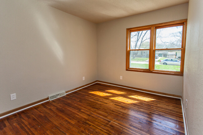 Building Photo - 4 Bedroom home fully fenced in back yard!
