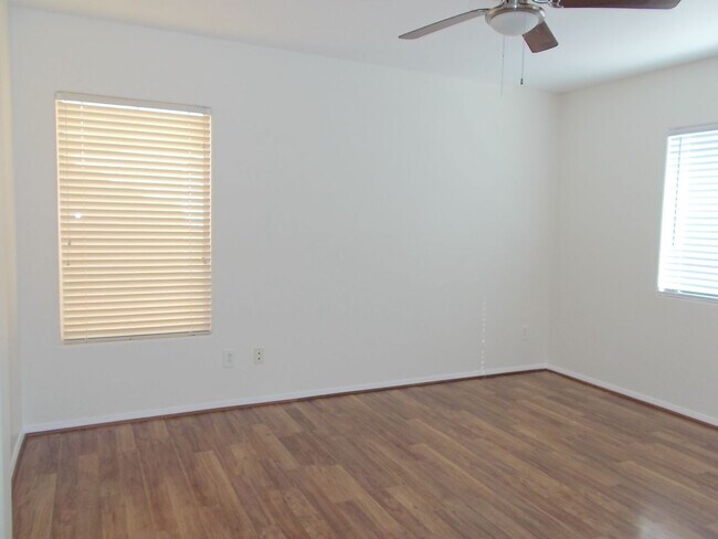 Building Photo - Come live the Las Vegas dream!