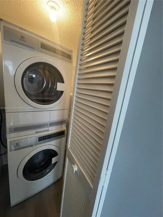 Building Photo - 780 NE 69th St