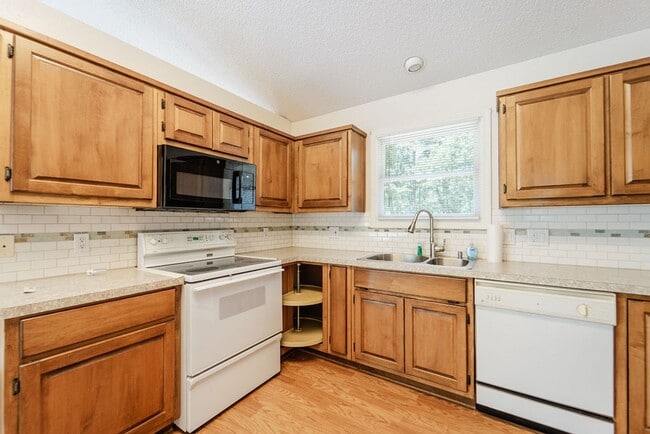 Building Photo - 4 bed, 3 bath, home with privet sunroom off master.
