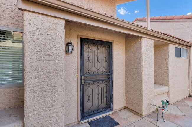 Building Photo - 2/2