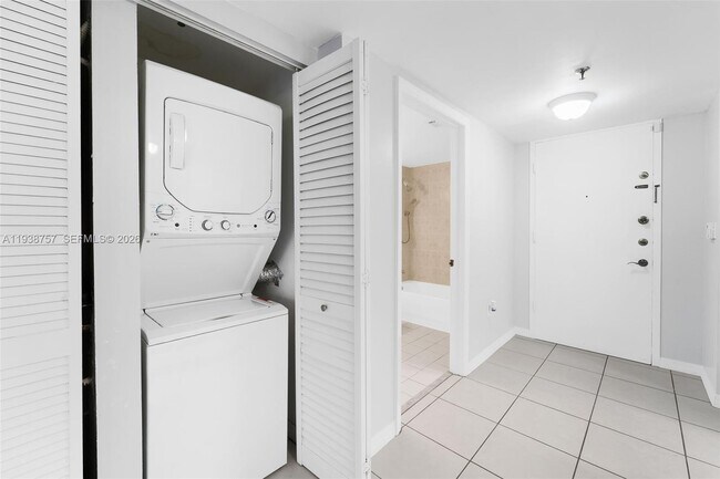 Building Photo - 2642 Collins Ave