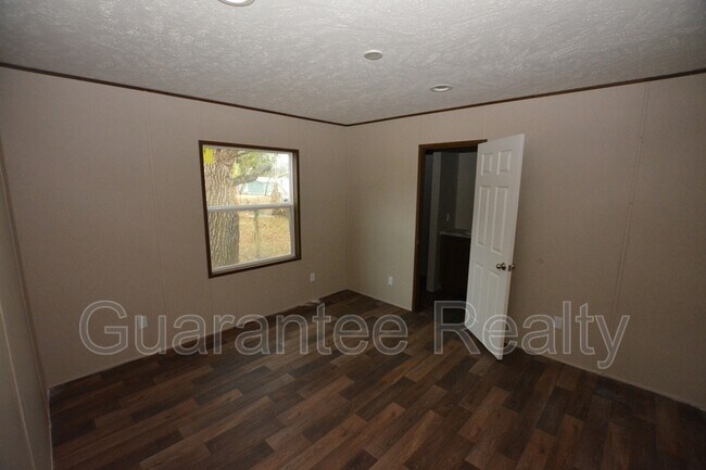 Building Photo - 725 N Chestnut Rd